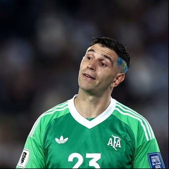 Dibu Martínez hizo jueguito en el momento del fútbol total de Argentina ante Brasil pero a Scaloni no le gustó nada y le dio una lección