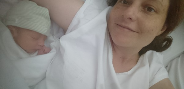 No sabía que estaba embarazada: fue al médico por un “dolor de panza” y salió con su hijo en brazos