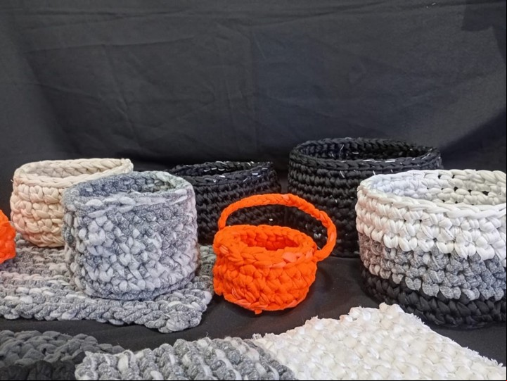 Algunos de los productos que se hacen con el material que sobra de las camisetas de fútbol.