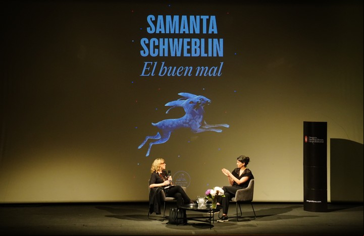 La periodista y escritora Hinde Pomeraniec entrevistó en el Malba a Samanta Schweblin. Foto: Marcelo Carroll.