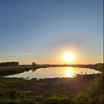A solo 60 km de CABA: el pintoresco pueblito bonaerense con la mejor laguna para una escapada en Semana Santa
