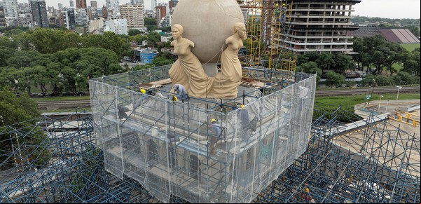 El drone que muestra la nueva cara del monumento oculto de Palermo y las esculturas que "resucitaron"
