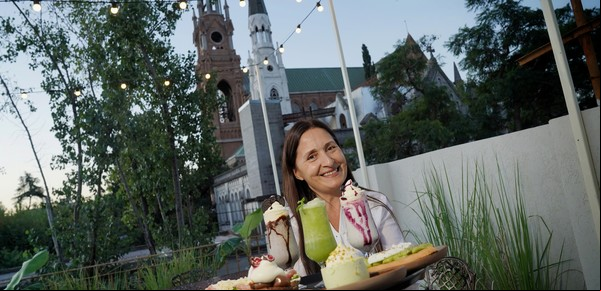 En Santos Lugares, el nuevo café con vista a la Basílica de Lourdes: qué comer en la terraza "instagrameable" del conurbano