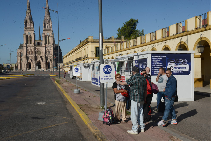 Los pasajeros esperan el colectivo al aire libre. Foto: Luciano Thieberger.
