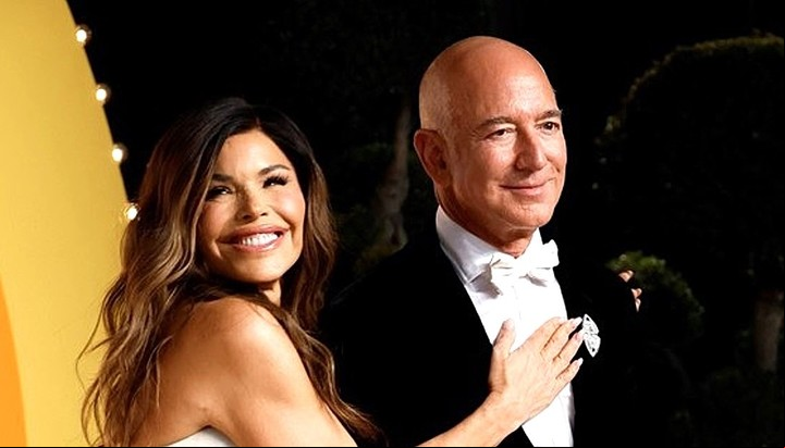 Jeff Bezos y Lauren Sánchez no usan celulares al despertar. Foto: REUTERS/Danny Moloshok