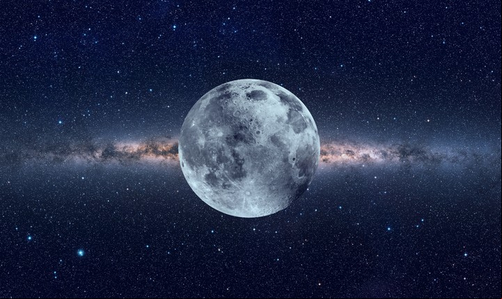 La microluna ocurre cuando la Luna llena o nueva coincide con el apogeo. Foto: ilustración Shutterstock.