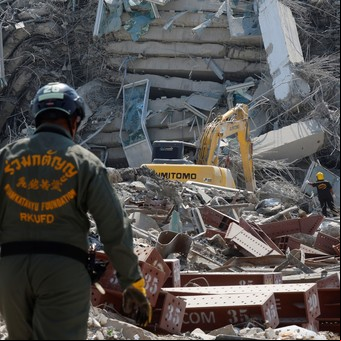 Así quedó Bangkok tras el terremoto en Tailandia: edificios enteros derrumbados y desesperada búsqueda en los 
escombros