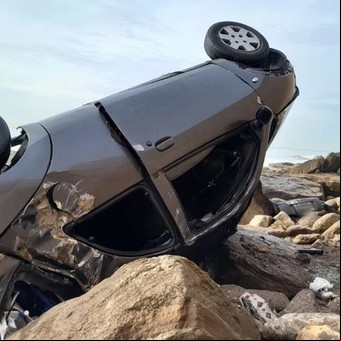 Cayó con su auto por un acantilado de Mar del Plata y pelea por su vida: la inquietante sospecha de los investigadores