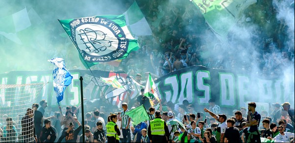 Dos estadios con una multitud en la previa y una ciudad partida a la mitad: se viene el "Gran Derbi" entre Betis y Sevilla