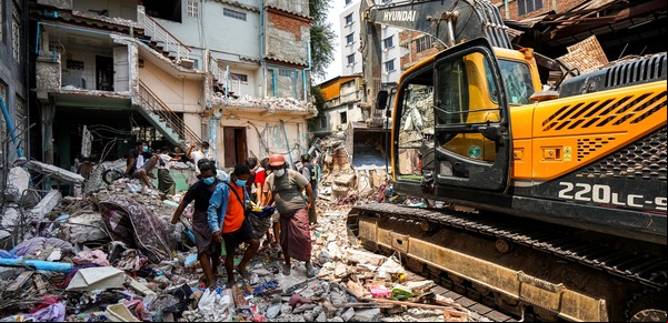 Terremoto en Myanmar: olor a muerte en las calles y desesperación por encontrar familiares entre los escombros