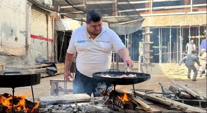 Maestros de la construcción que también son maestros asadores.