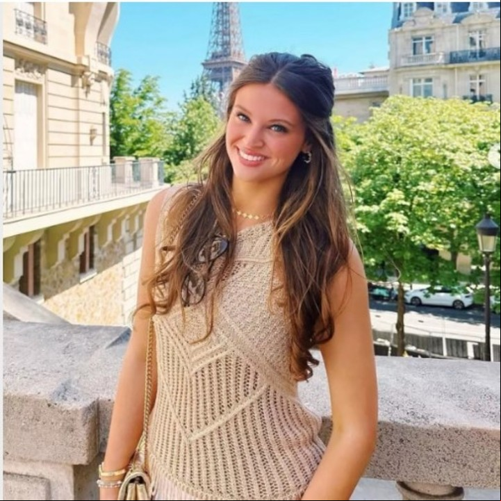 A Lily parecen gustarle los viajes, aquí en París (Instagram).