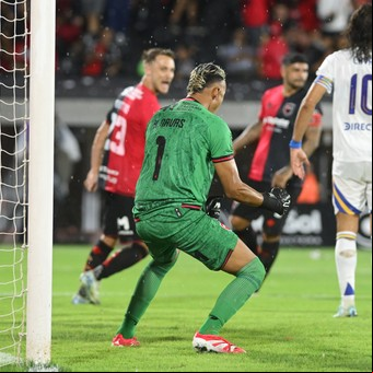 La increíble paternidad de Keylor Navas sobre Cavani: en la Champions, el Mundial y la Liga argentina, siempre ganó el costarricense
