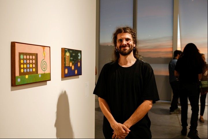 El artista Daniel Leber durante la inauguración de Vuelo infinito, en Malba Puertos. Foto: Alejandro Guyot, gentileza Malba.