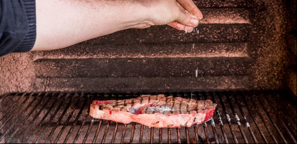 Por qué los expertos en parrilla usan sal en las brasas y cómo mejora el asado