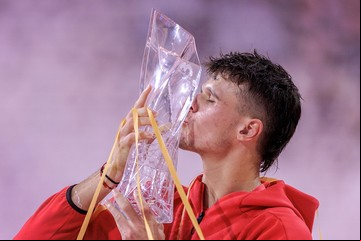 Jakub Mensik, el joven maravilla del tenis que bajó a Novak Djokovic del póster y tuvo una mano argentina para ganar en Miami