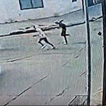 Far West Conurbano: tres ladrones en moto contra una mujer policía y su papá, a fuego cruzado