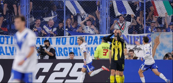 Milagrosa y agónica victoria de Vélez: en el último suspiro se lo dio vuelta a Peñarol por la Copa Libertadores