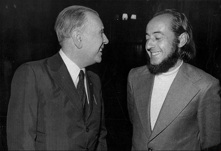 Diego Angelino junto a Jorge Luis Borges durante la entrega del premio La Nación. Foto: gentileza editorial.