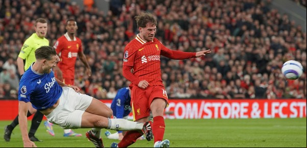 La terrible patada a Alexis Mac Allister en el clásico Liverpool vs Everton: Tarkowski pudo lesionar al argentino y apenas lo amonestaron