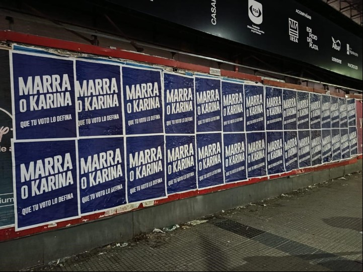 Los afiches llamando a elegir entre Ramiro Marra o Karina Milei para las próximas elecciones legislativas que aparecieron en las calles porteñas.
