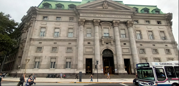 Ya hubo 1.300 bajas en el Banco Nación y la ex AFIP pone a prueba la motosierra