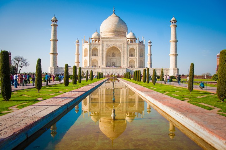 La simetría perfecta del Taj Mahal solo se quiebra en los mausoleos: el del emperador es más grande que el de su esposa. Foto Shutterstock