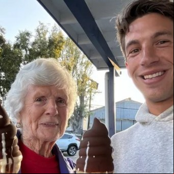 Se quedó sin trabajo y se mudó a la casa de su abuela de 90 años