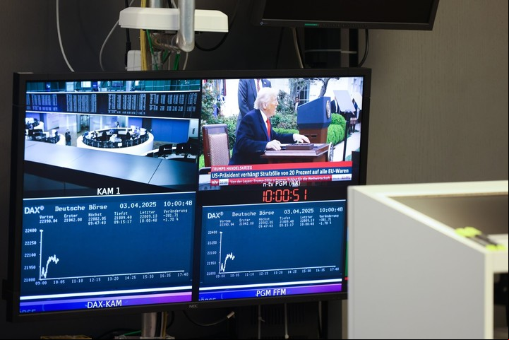 Monitores en la Bolsa de Fráncfort. Foto: Bloomberg