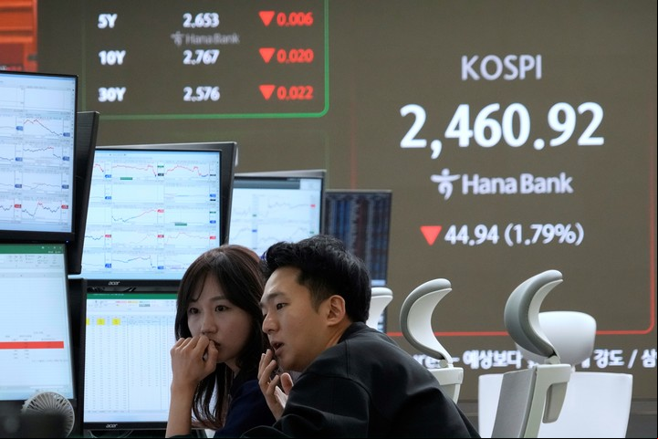 Operadores en la Bolsa de Corea el Sur. Foto: AP