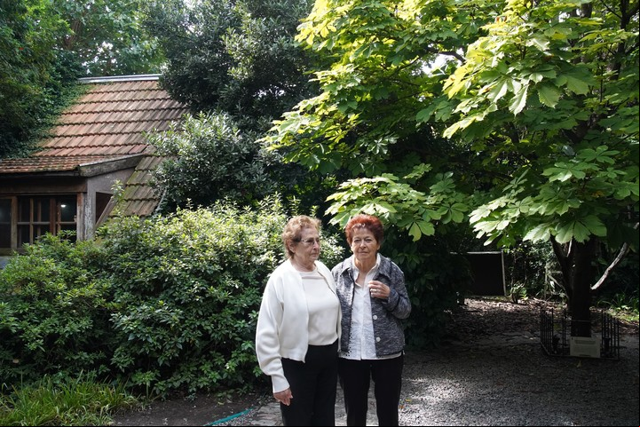Mónica Dawidowicz y Hélène Gutkowski: de fondo, el castaño que nació de un retoño del árbol que Ana Frank veía desde su escondite. Foto: Ariel Grinberg.
