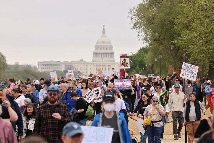 Las políticas de Donald Trump desataron protestas este sábado, frente al Capitolio, en la capital de Estados Unidos. Foto. BLOOMBERG 