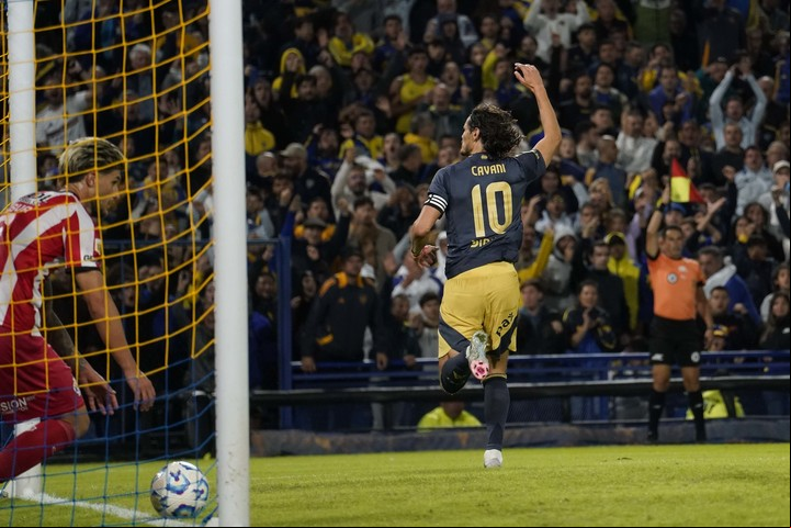 Cavani la metió dos veces y le anularon ambos goles: uno bien y otro mal.
Foto: Fernando de la Orden