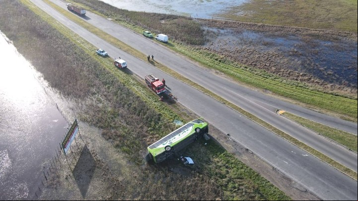 El micro sobre la banquina tras despistar en la rotonda que une a las rutas 51 y 76. Foto: gentileza Notilama