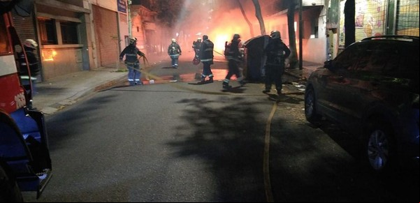 Ataque de quemacoches en Balvanera: incendiaron ocho autos y una moto frente a la sede del PJ