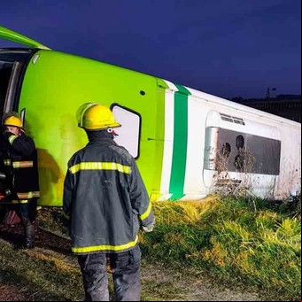 Trágico vuelco de un micro de larga distancia en ruta 51: hay al menos cinco muertos