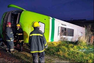Trágico vuelco de un micro de larga distancia en ruta 51: hay al menos cinco muertos