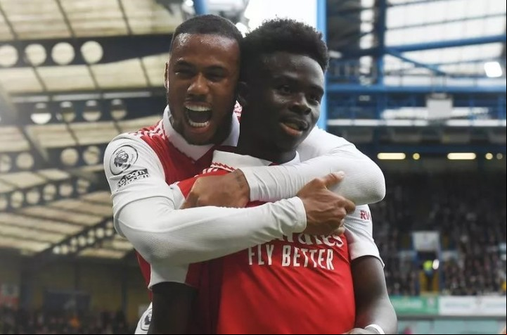 Gabriel Magalhaes y Bukayo Saka, jugadores del Arsenal.