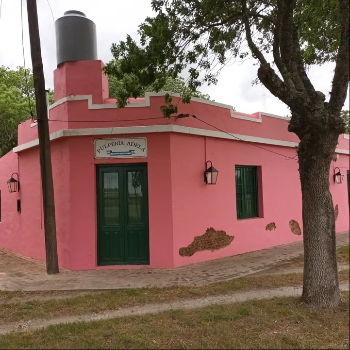 En Adela se puede vivir una experiencia de campo auténtica, lejos del ritmo urbano. Foto: Instagram @pueblos_y_lugares_de_bue.