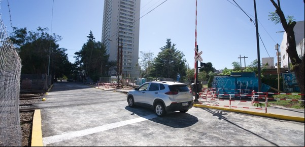 Cerraron un paso a nivel clave en Caballito para hacer un túnel bajo las vías del tren Sarmiento: cómo son los desvíos