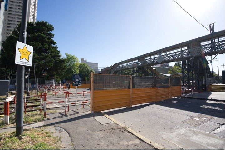 Cerraron el paso a nivel de García Lorca, en Caballito, para hacer un túnel bajo las vías.