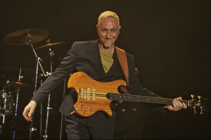 Pedro Aznar cantó y tocó el bajo con todo el sonido característico de Serú. Foto Martin Bonetto