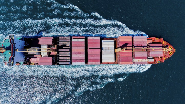 Un buque portacontenedores zarpa de una terminal de contenedores en Qingdao, en la provincia oriental china de Shandong. Foto AP