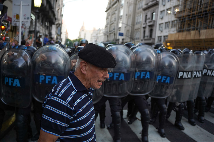 Marcha de Jubilados Congreso la Nación Argentina. Foto Santiago García Díaz.