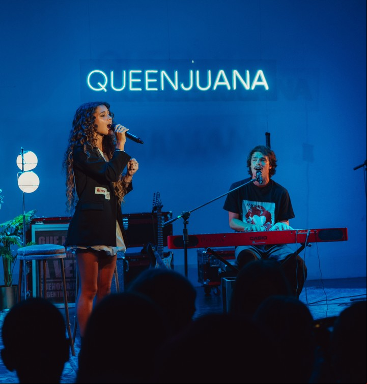 Mora y Toti en el show acústico en el lanzamiento de la cápsula de ropa QUEEN JUANA by Margarita de Cris Morena. Foto: gentileza JECAN @somosjecan.