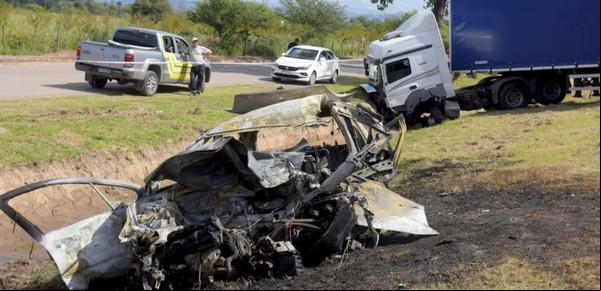 Choque fatal en Córdoba: venían discutiendo, ella se tiró del auto y él murió calcinado