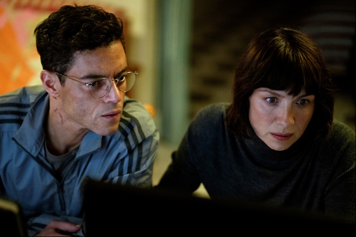 Rami Malek y la irlandesa Caitríona Balfe ("Belfast"), contra los malos de turno.