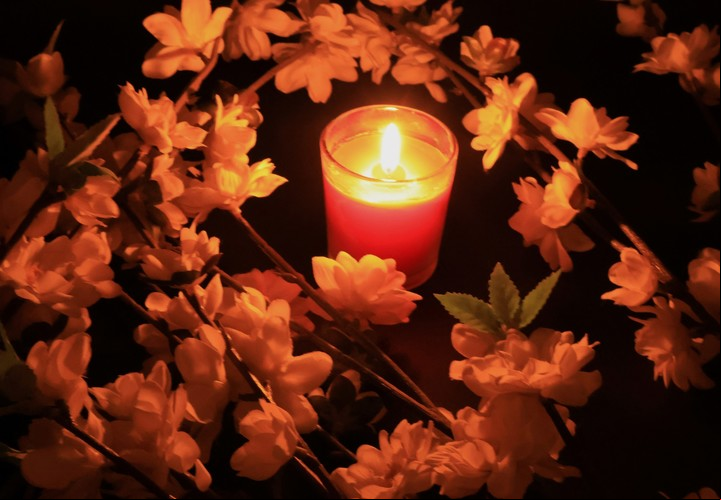 La vela roja simboliza al elemento fuego; la vela blanca, al aire. Foto: ilustración Shutterstock