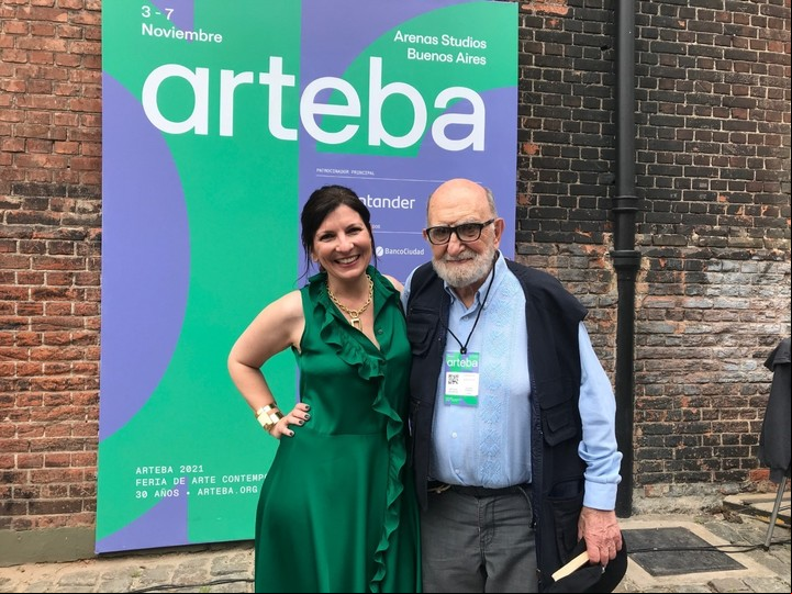 Infaltable junto a su obra en la gran feria argentina. Aquí junto a Larisa Andreani, presidenta de arteBA. 