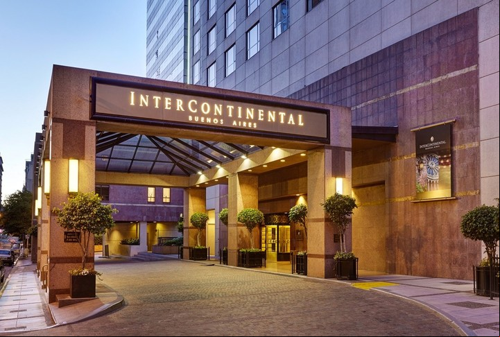 La entrada del hotel, muy elegido por el turismo corporativo. Foto InterContinental